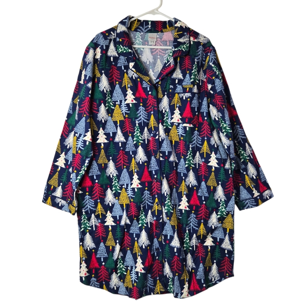Hanna Andersson Holiday Flannel Night Shirt in Twinkly Trees On Navy Pockets